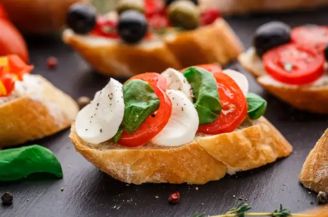 Jakie przekąski do alkoholu? Odkryj najlepsze połączenia na imprezę