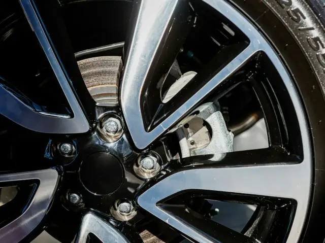 Jakiej firmy felgi wybrać? Porównanie najlepszych producentów