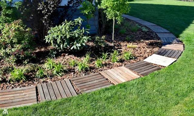 Tanie ścieżki w ogrodzie: 7 sprytnych sposobów na budżetowe alejki