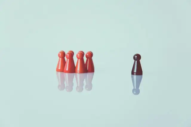 Czy fobia społeczna to choroba psychiczna? Poznaj prawdę i objawy