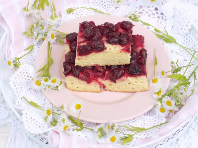Najlepszy przepis na ciasto drożdżowe z wiśniami, które zachwyca