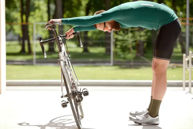 Rozciąganie przed czy po treningu – co wybrać dla lepszej formy?