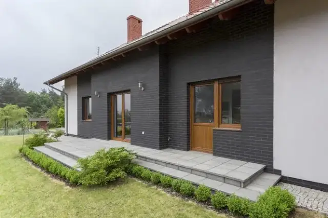 Jakie płytki na elewację domu wybrać, aby uniknąć błędów i kosztów?