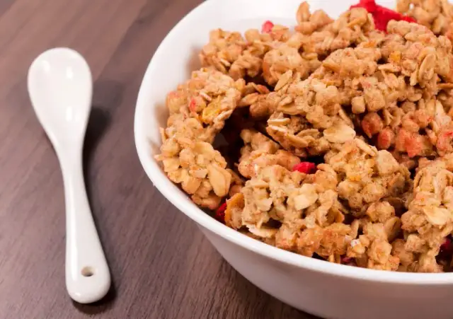 Prosty przepis na fit granolę – zdrowa przekąska bez cukru w domu