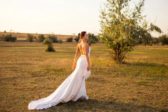 Jak upiąć tren w sukni ślubnej - uniknij najczęstszych błędów