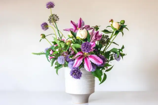 Czym zalać doniczkę na cmentarz, by kwiaty długo przetrwały