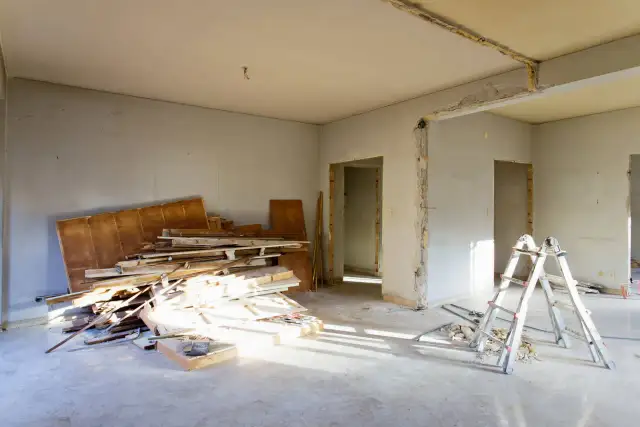 Ile kosztuje przebudowa domu? Poznaj ukryte koszty i oszczędności