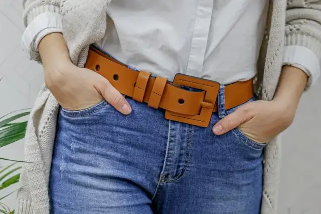 Na którą stronę zapina się damski pasek? Kluczowe informacje i porady