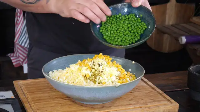 Jak zrobić sałatkę jarzynową - prosta i smaczna receptura na każdą okazję