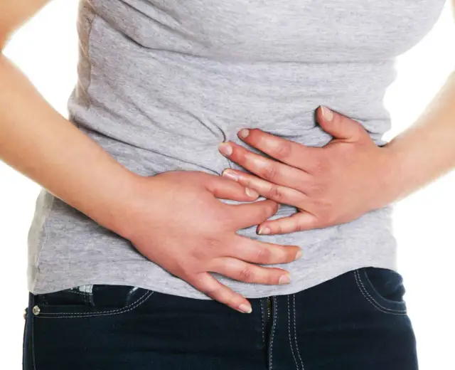 Skurcze jelit objawy: rozpoznaj, co może być przyczyną bólu