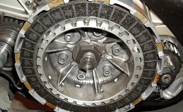 Co to jest mokre sprzęgło i dlaczego warto je znać w automatycznych skrzyniach