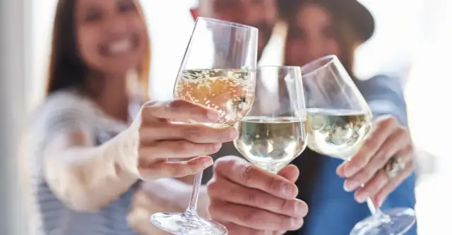 Czy alkohol uszkadza plemniki? Sprawdź, jak wpływa na płodność mężczyzn