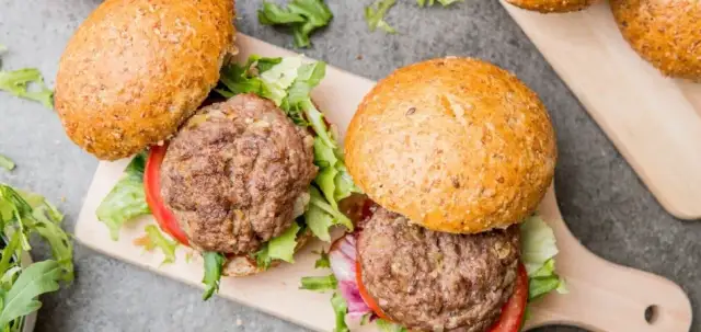 Jak smażyć burger wołowy, aby uniknąć suchych i twardych kotletów
