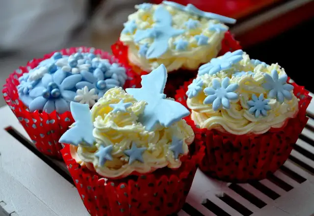 Jak ozdobić babeczki bez kremu? Odkryj kreatywne pomysły na dekoracje