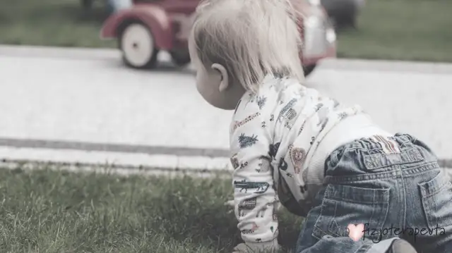 Jak zachęcić dziecko do raczkowania - skuteczne sposoby i porady