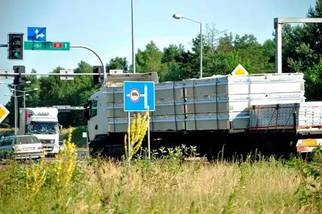 Jak rozmieścić ładunek na naczepie, by uniknąć niebezpieczeństw?