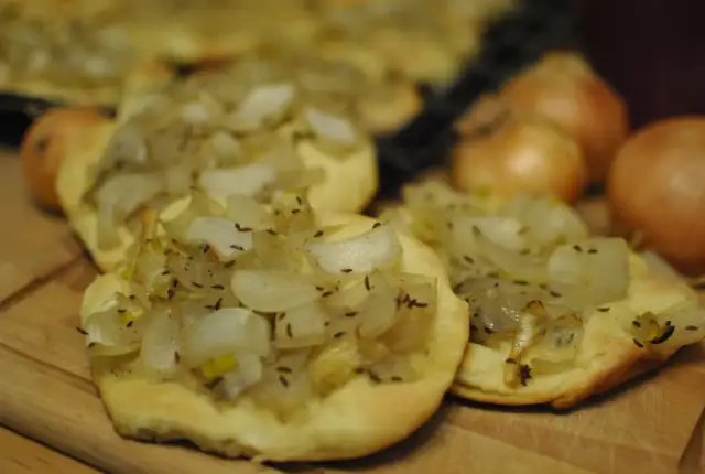 Najlepszy przepis na ciasto cebulak – unikaj tych powszechnych błędów