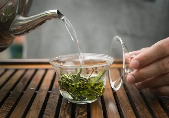 Czy herbata liczy się jako woda? Sprawdź, czy nawadnia tak samo jak woda