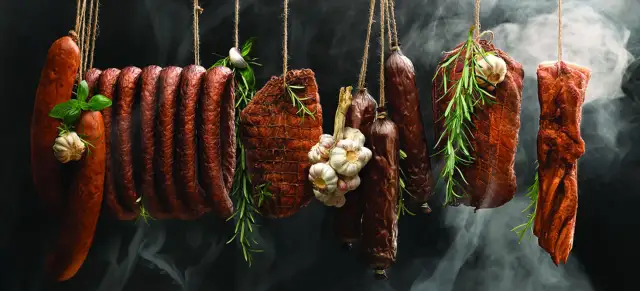 Czy kiełbasa to wędlina? Odkryj zaskakujące fakty o mięsie