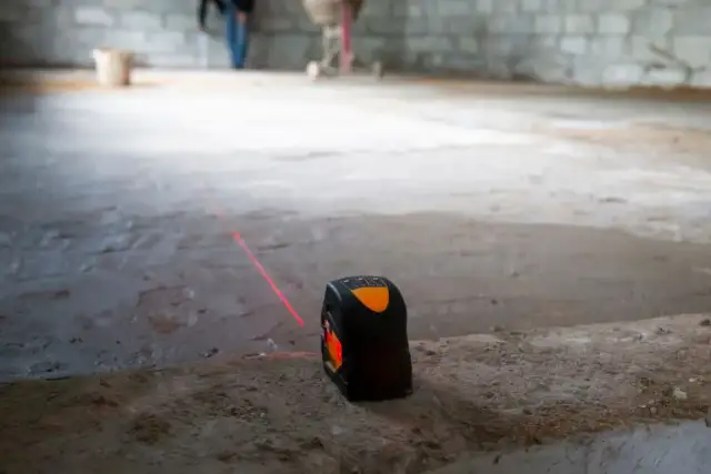 Jak skutecznie wyrównać podłogę pod styropian, aby uniknąć problemów