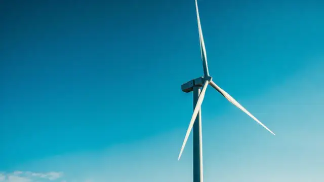 Ile kosztuje budowa elektrowni wiatrowej? Szokujące wydatki i ukryte koszty.