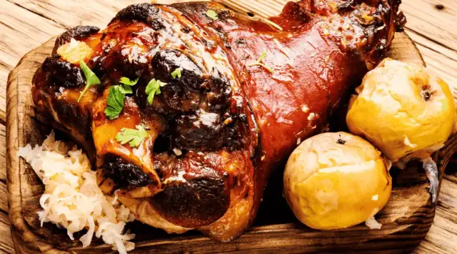 Jak upiec golonkę w piekarniku bez gotowania i uzyskać chrupiącą skórkę