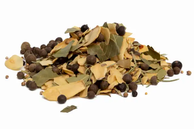 Najlepsze przyprawy do peklowania mięsa – jak nadać mu wyjątkowy smak i aromat