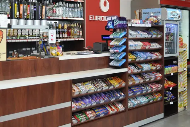 Jakie leki kupisz na stacji benzynowej? Sprawdź, co warto mieć w podróży