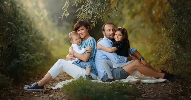 Ile kosztuje sesja zdjęciowa rodzinna? Ceny i pakiety, które zaskoczą