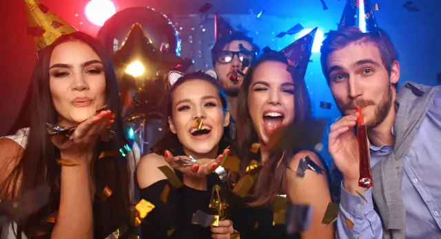 Jak ubrać się na 18 jako gość, by wyglądać stylowo i komfortowo