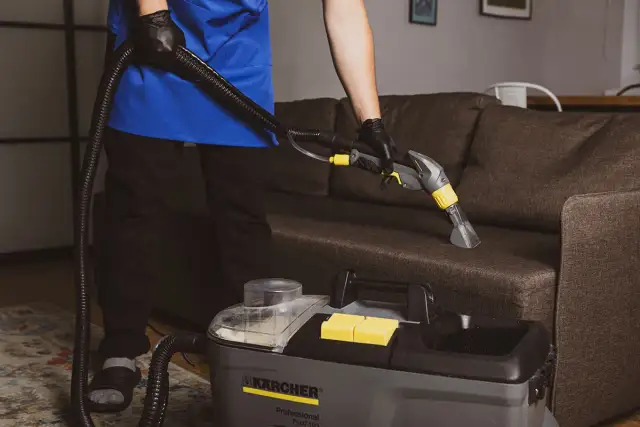 Skuteczne metody prania kanapy, które uratują Twoją tapicerkę