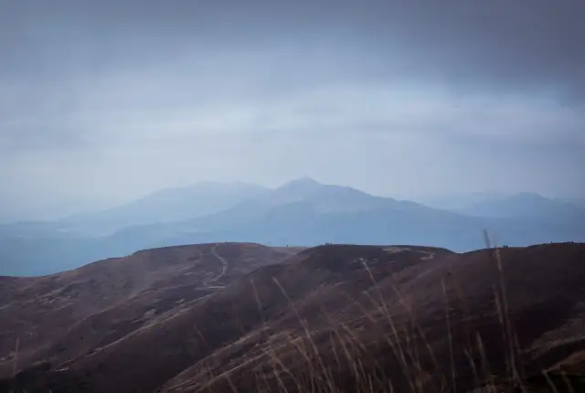 Najlepsze obiektywy do Bieszczad: jak nie przegapić idealnego ujęcia gór