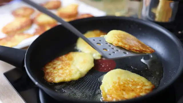 Jaka śmietana do placków ziemniaczanych sprawdzi się najlepiej? Porady i wskazówki