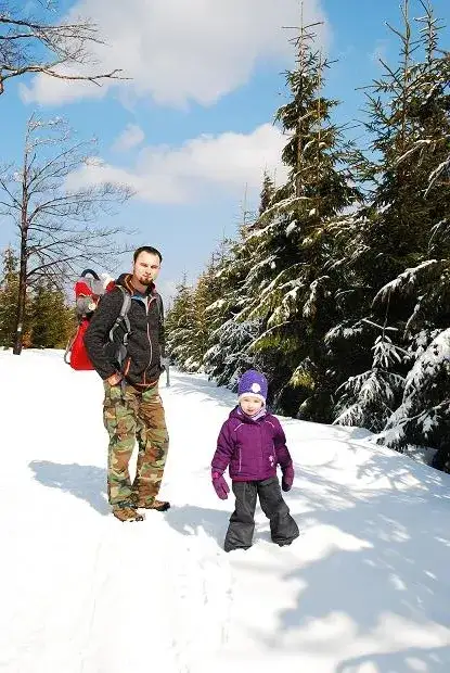 Gdzie w góry z małym dzieckiem zimą? Bezpieczne i rodzinne miejsca na wypoczynek