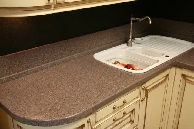 Jak wyciąć otwór w blacie pod zlew granitowy bez błędów i uszkodzeń – krok po kroku