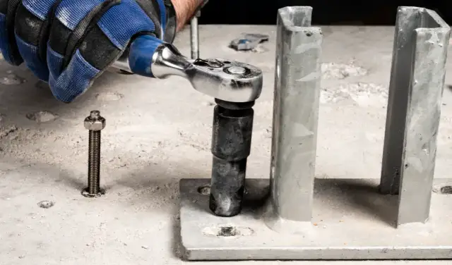 Kotwy BoxBolt: Jak skutecznie łączyć konstrukcje stalowe w trudnych warunkach