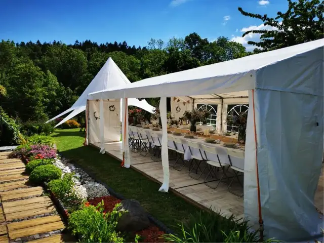 Ile kosztuje wynajem namiotu na komunie? Sprawdź ceny i opcje