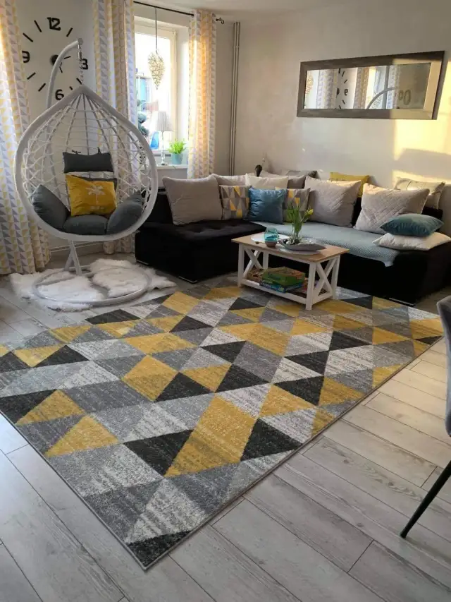 Jaki dywan do szarej kanapy i brązowych mebli, aby uniknąć błędów?