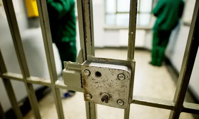 Jak dostać się do służby więziennej: kluczowe wymagania i proces rekrutacji