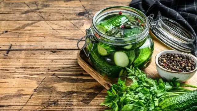 Kiedy najlepiej kisić ogórki, aby uniknąć rozczarowania smakiem