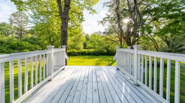 Stwórz biały drewniany taras: Porady na urządzeniej przestrzeni 