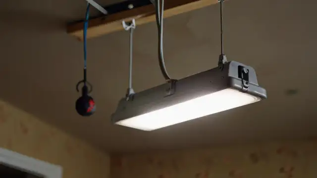 Jakie są praktyczne wskazówki dotyczące wymiany żarówki w oprawie sufitowej?