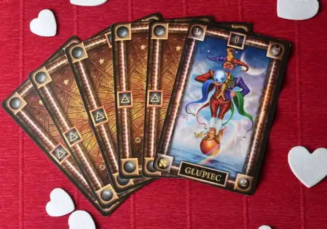 Głupiec tarot znaczenie: odkryj tajemnice i interpretacje karty