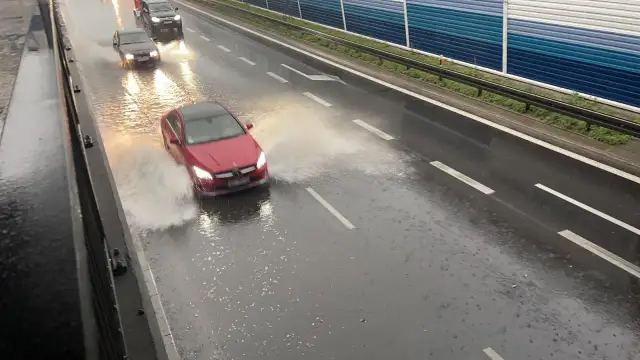 Czy w samochodzie jest bezpiecznie podczas burzy? Oto co musisz wiedzieć
