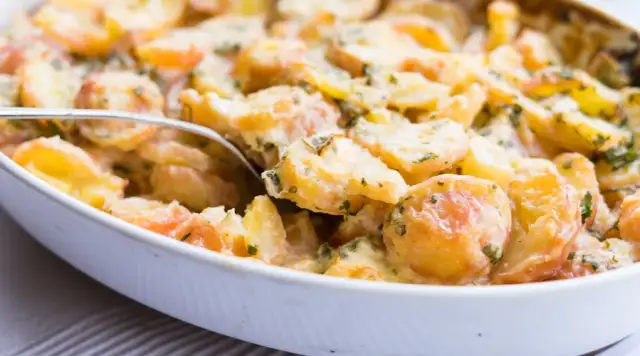 Jak zrobić sos do zapiekanki ziemniaczanej - proste przepisy i składniki