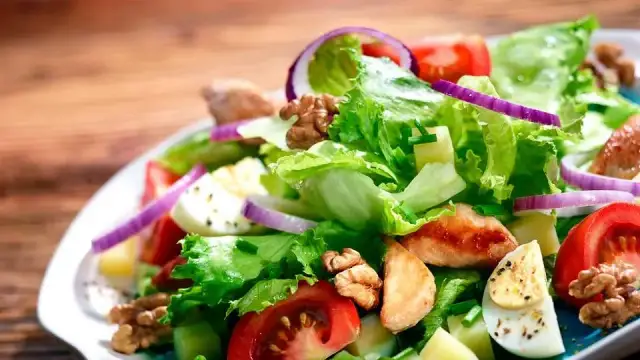 Idealne sałatki do pieczonego kurczaka, które zachwycą Twoich gości