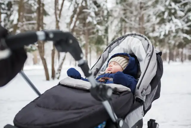 Jak prawidłowo ubrać dziecko na spacer zimą - kompletny poradnik dla rodzica