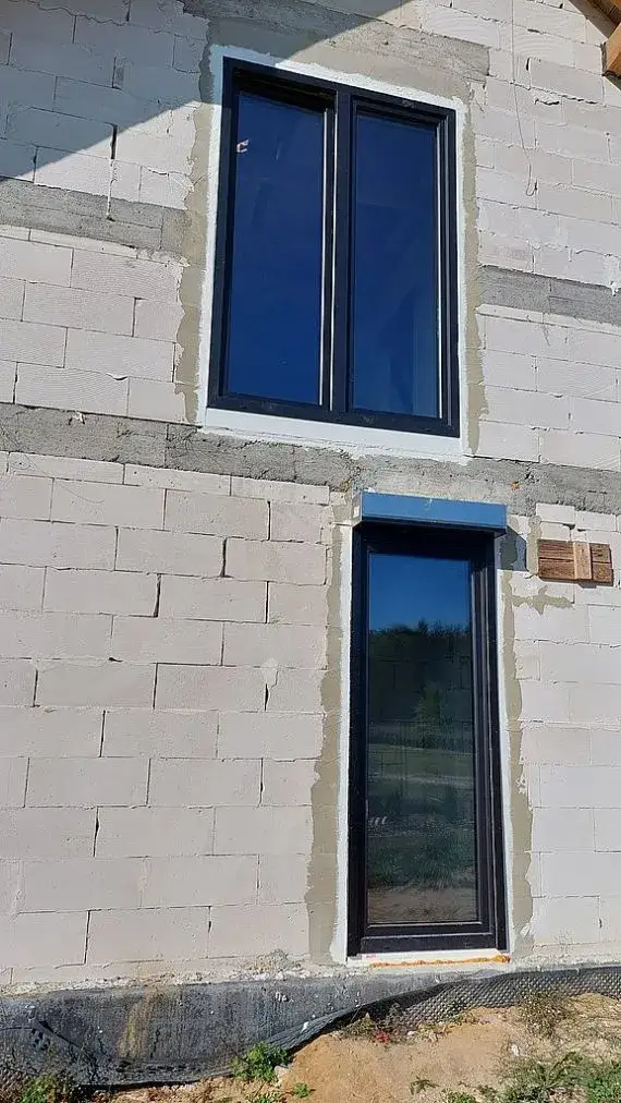 Okna czarne czy antracyt – co wybrać dla swojego domu?