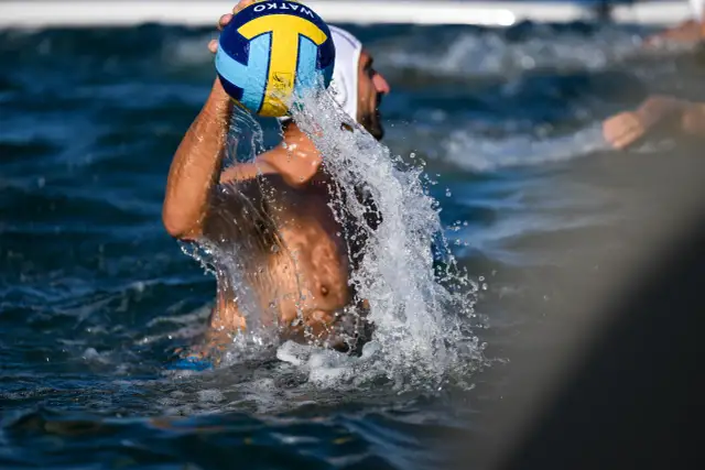 Ile trwa mecz piłki wodnej? Prawdziwy czas gry i przerwy w akcji