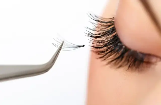 Czy przedłużanie rzęs je niszczy? Odkryj prawdę o ich zdrowiu